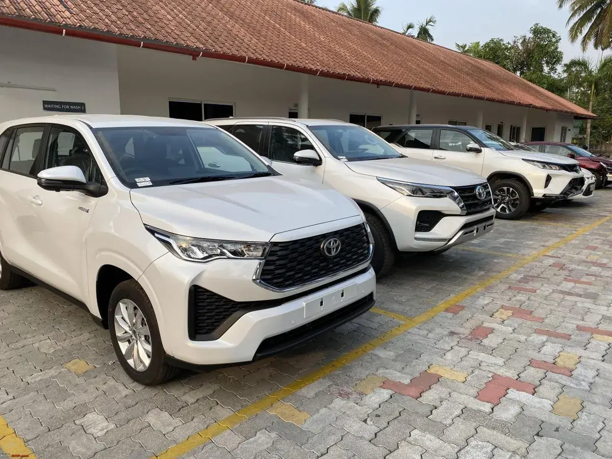 Innova Hycross, Innova Crysta and Toyota Fortuner parked together – Sri Meenakshi Travels fleet